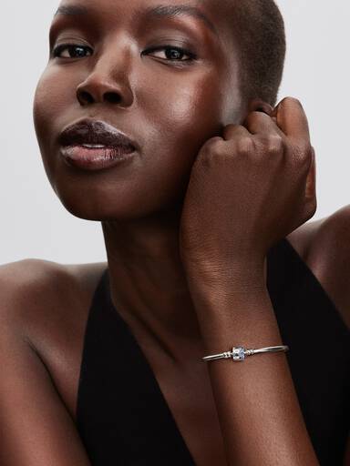 Sparkling Barrel Clasp Bangle