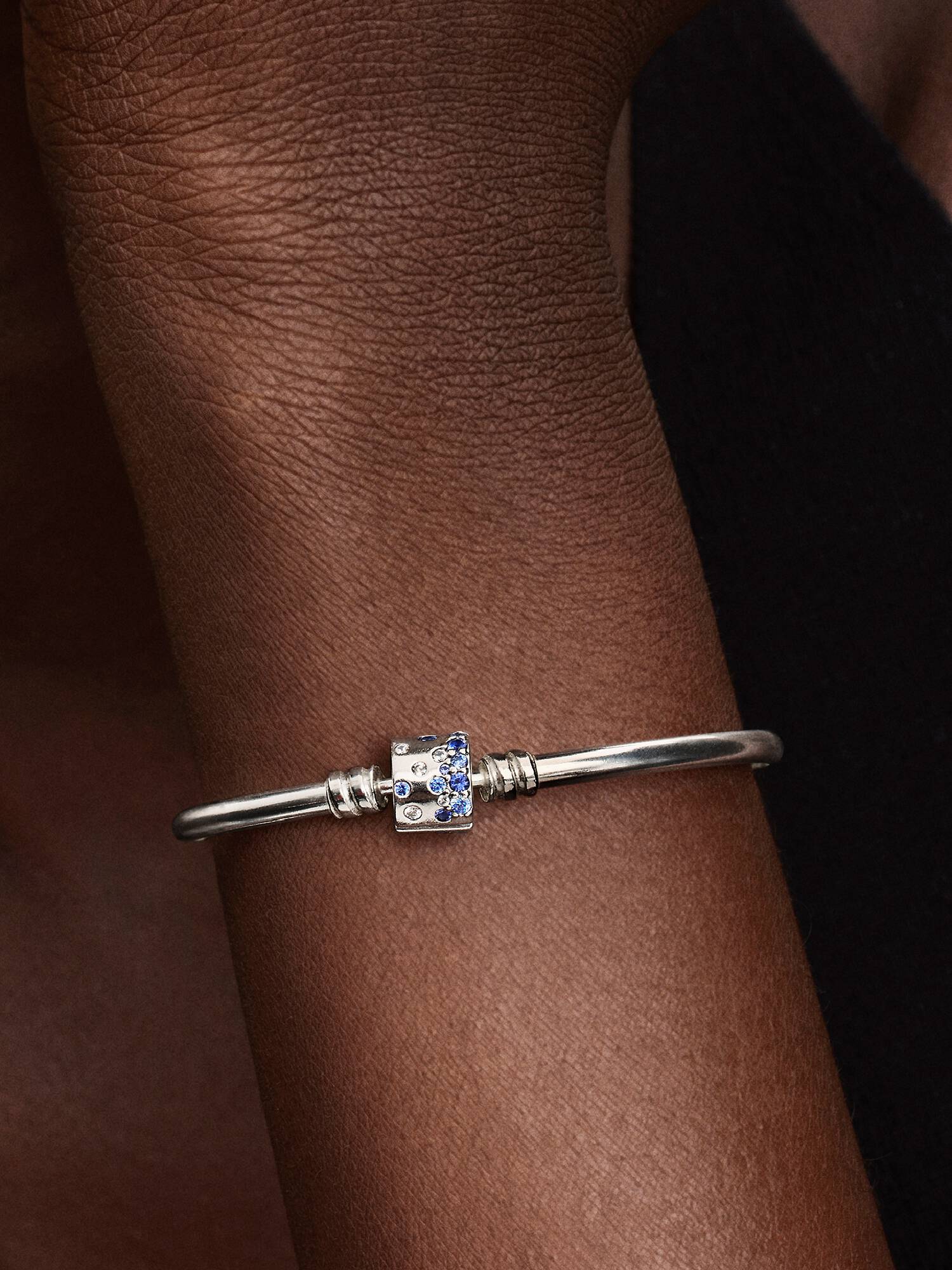 Sparkling Barrel Clasp Bangle
