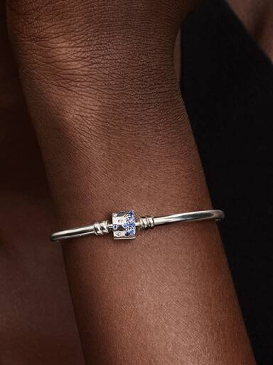 Sparkling Barrel Clasp Bangle